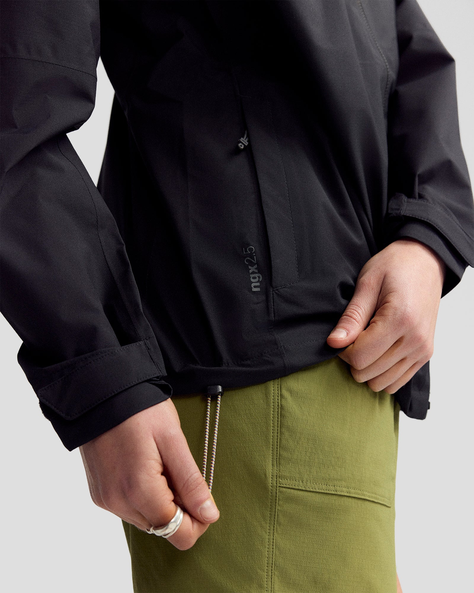 Coast To Coast - Women's Trailhead Stretch 2.5L Rain Jacket - Black Stingray - Image 4